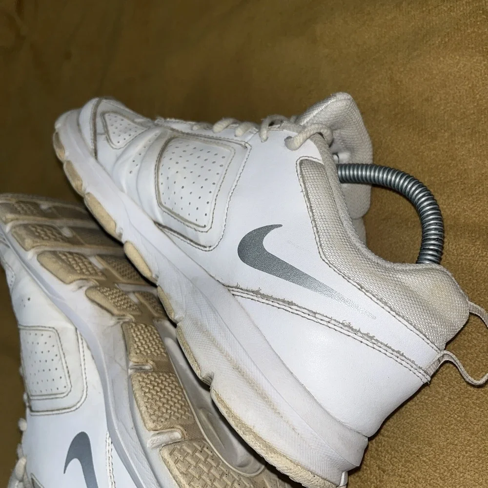 Nike Womens‎ T White Casual Shoes Sneakers Size 8.5 Athletic CrossFit Court Shoe